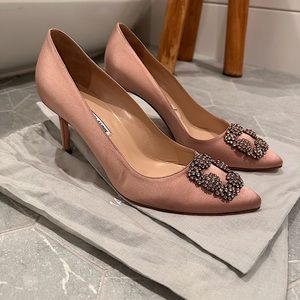 Manolo Blahnik Hangisi 70 beige satin pumps w light wear, size 41.5